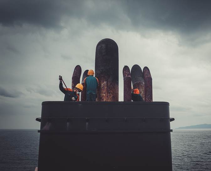 A group of people standing on top of a ship
AI-generated content may be incorrect.